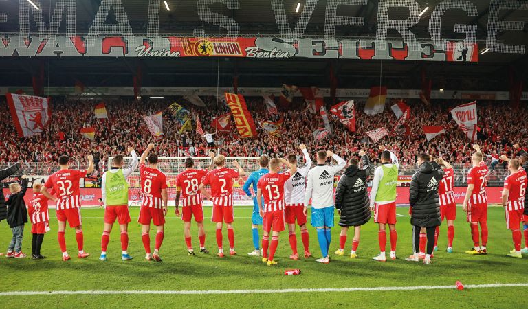 Bild - Fans lieben ihre Vereine â€“ und ihr Bier